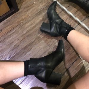 Black  pointy toed boots